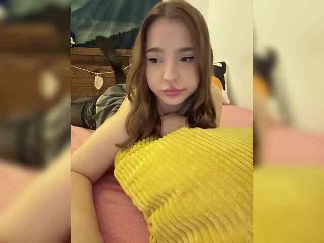 LittleDelora webcam