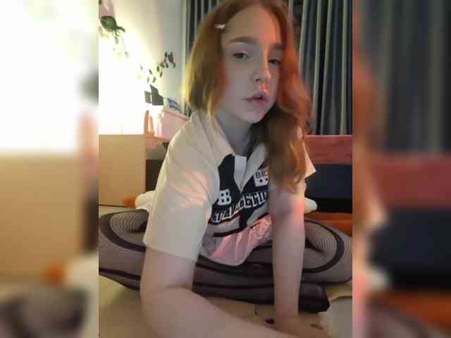 LittleDelora webcam