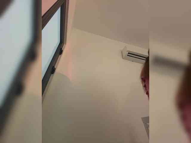 LittleDelora webcam