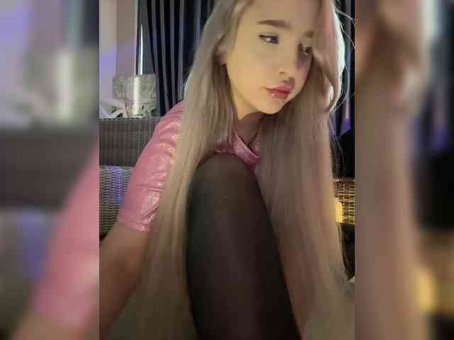 LittleDelora webcam
