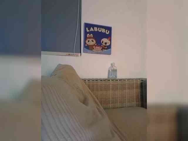 LittleDelora webcam