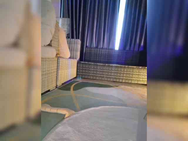 LittleDelora webcam