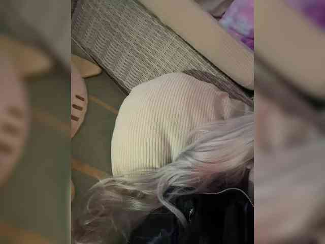 LittleDelora webcam