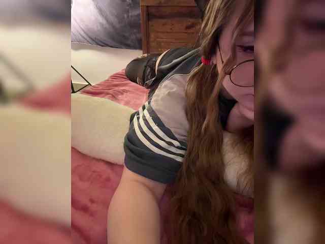 LittleDelora webcam