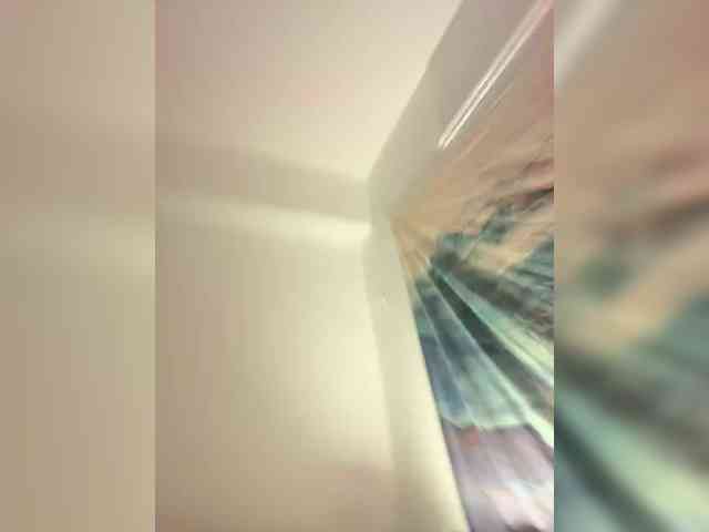LittleDelora webcam
