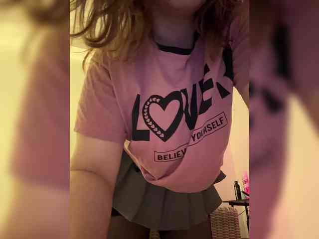 LittleDelora webcam