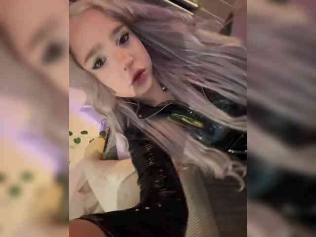 LittleDelora webcam