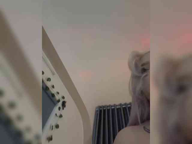 LittleDelora webcam
