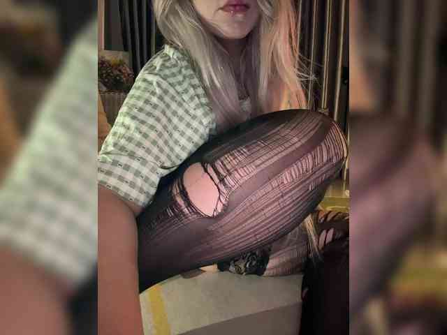 LittleDelora webcam