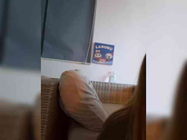 LittleDelora webcam