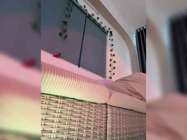 LittleDelora webcam