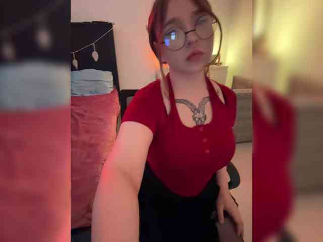 LittleDelora webcam