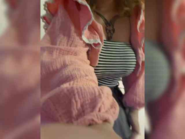 LittleDelora webcam