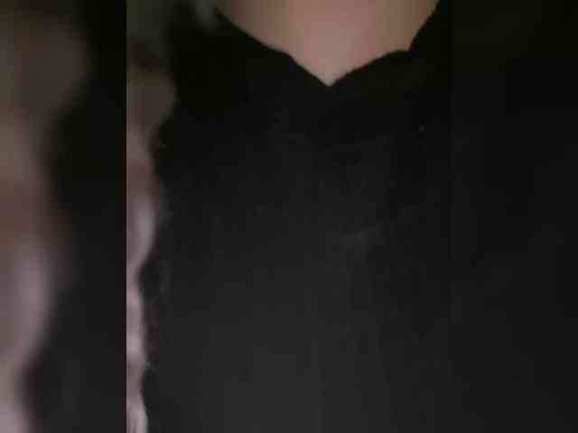 LittleDelora webcam