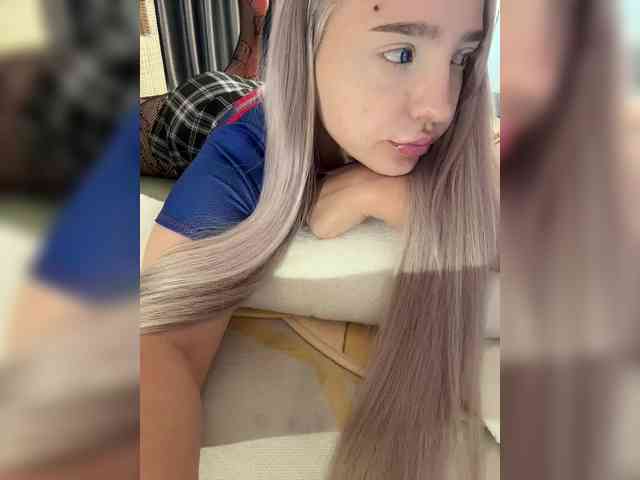 LittleDelora Live Webcam on BongaCams