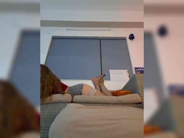 LittleDelora webcam
