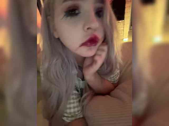 LittleDelora webcam