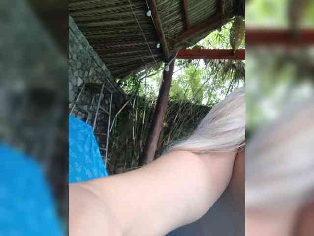 LittleDelora webcam