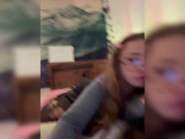 LittleDelora webcam