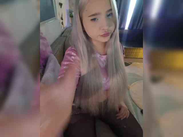 LittleDelora webcam