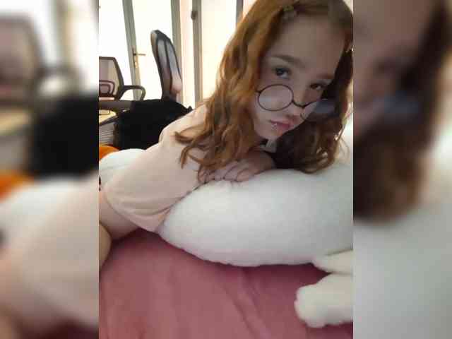 LittleDelora webcam
