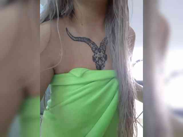 LittleDelora webcam