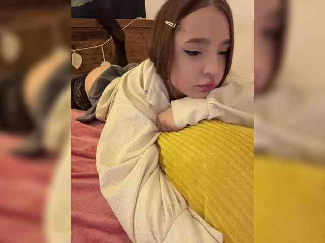 LittleDelora webcam