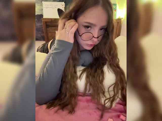 LittleDelora webcam