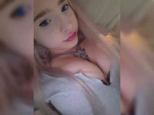 LittleDelora webcam