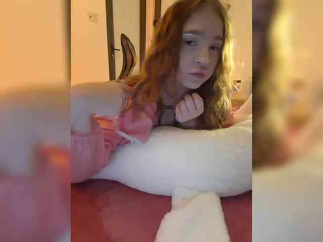 LittleDelora webcam