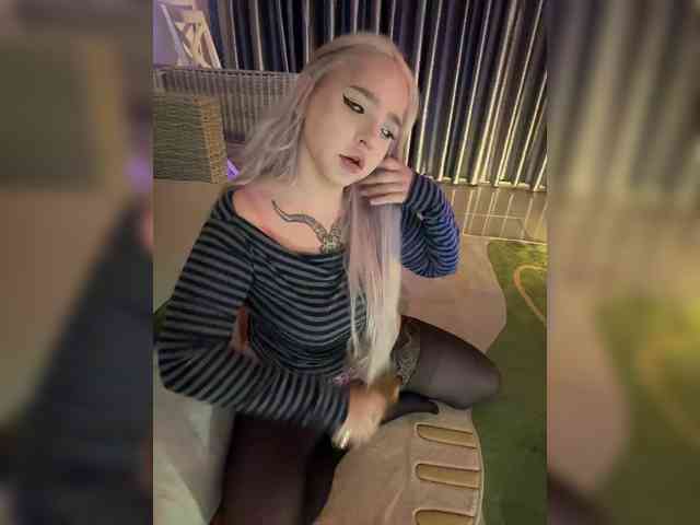 LittleDelora webcam