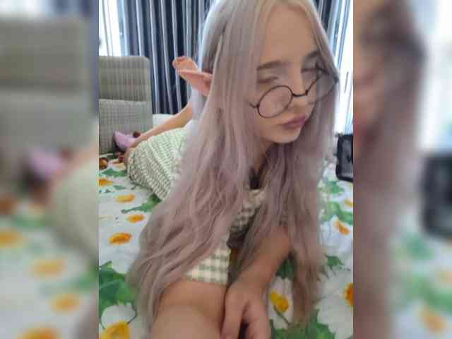 LittleDelora webcam