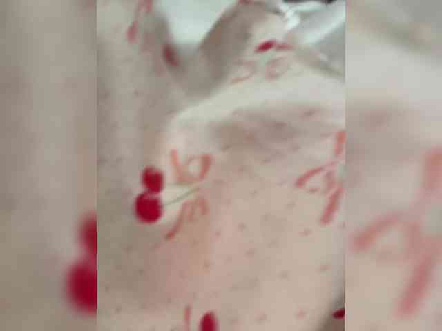 LittleDelora webcam