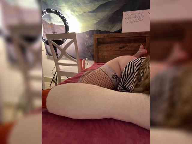 LittleDelora webcam