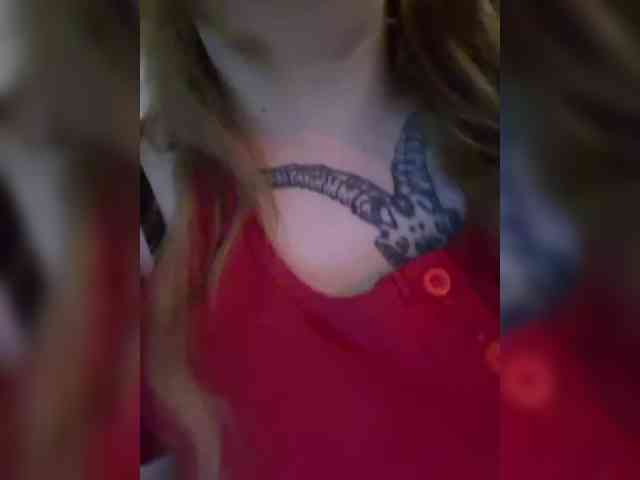 LittleDelora webcam