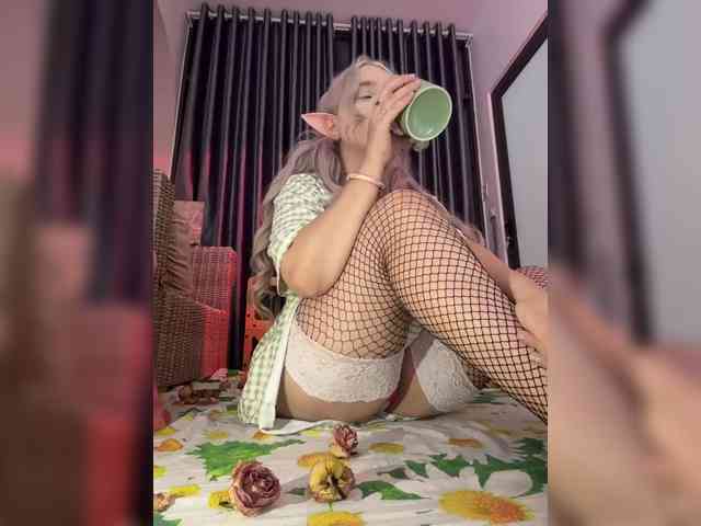 LittleDelora webcam