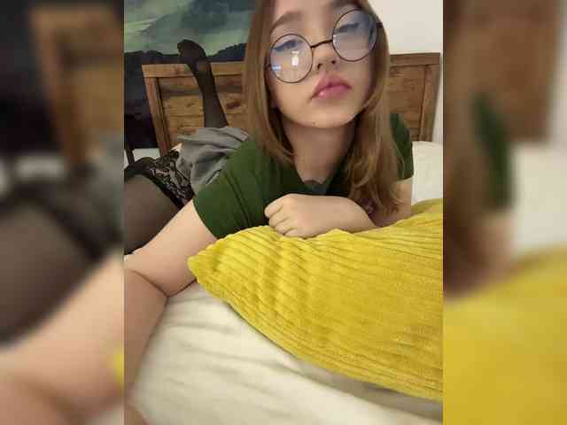 LittleDelora webcam