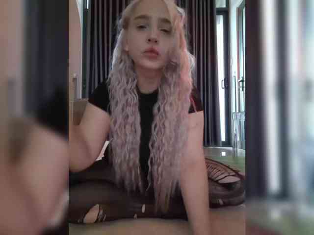 LittleDelora webcam