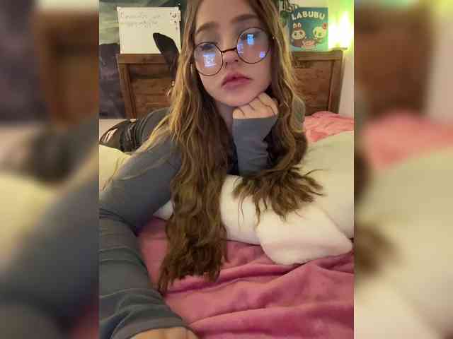 LittleDelora webcam