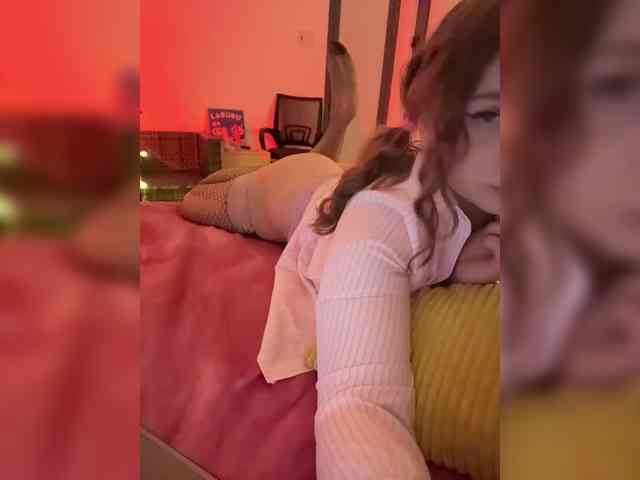 LittleDelora webcam