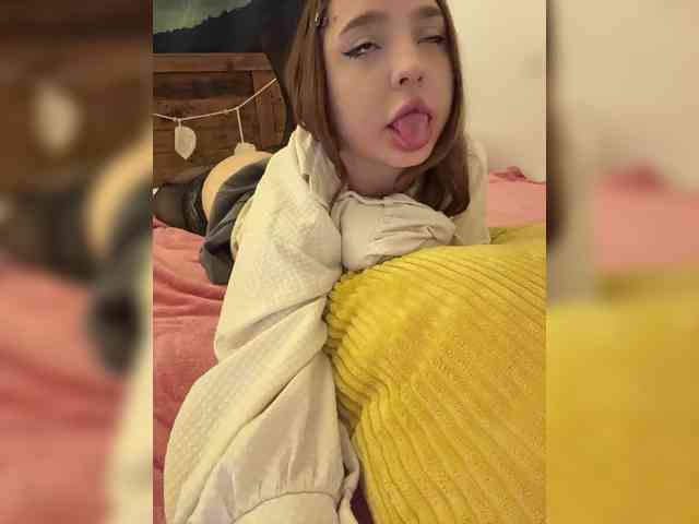 LittleDelora webcam