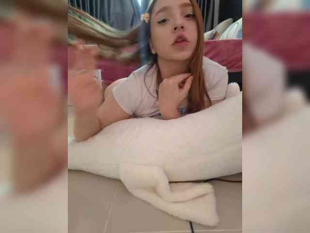 LittleDelora webcam