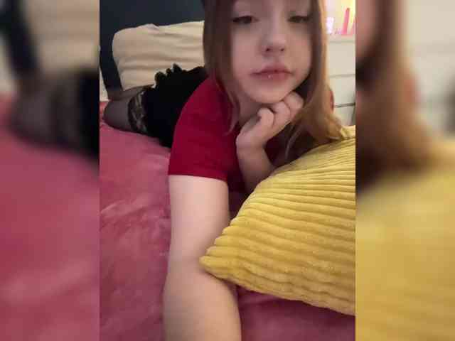 LittleDelora webcam