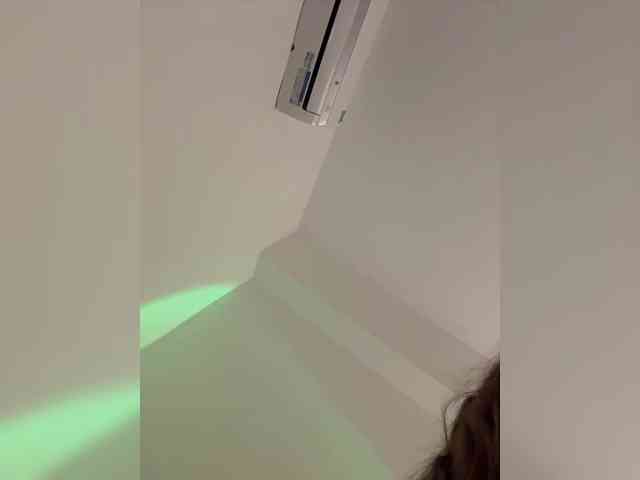 LittleDelora webcam