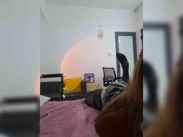 LittleDelora webcam
