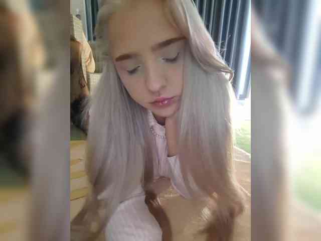 LittleDelora webcam