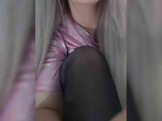 LittleDelora webcam
