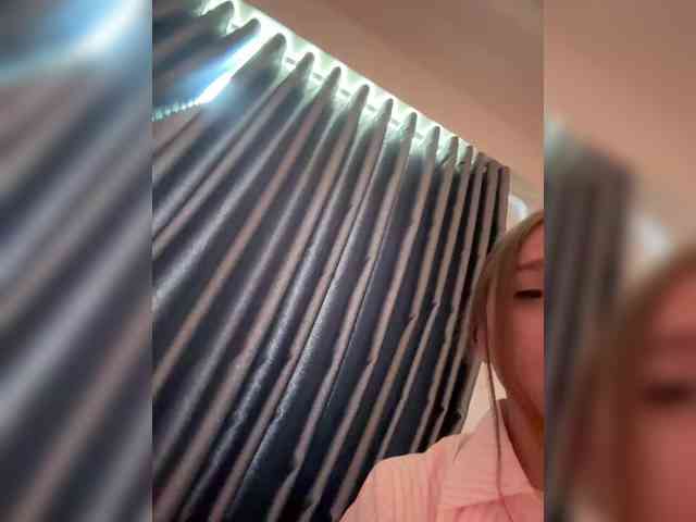 LittleDelora webcam