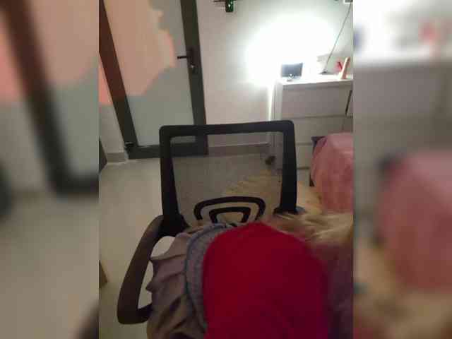 LittleDelora webcam