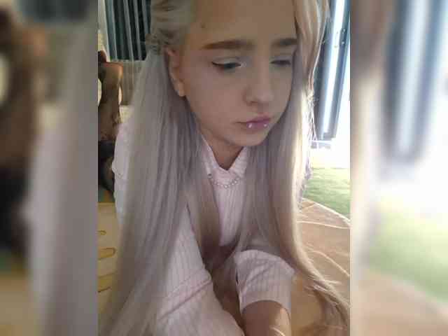 LittleDelora webcam